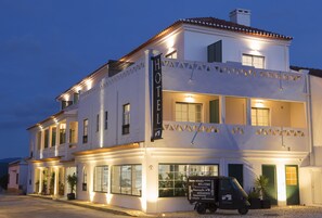 Front of property - evening/night - Hotel Alcatruz (Aljezur)