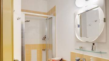 Villa, 3 chambres | Salle de bain | Douche, douche à « effet pluie », sÚche-cheveux, bidet