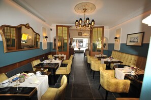 Daily continental breakfast for a fee - Hotel Rheinischer Hof (Erkelenz)