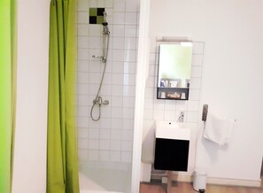 Comfort-Doppelzimmer, 1 Schlafzimmer | Badezimmer | Dusche, kostenlose Toilettenartikel, Handtücher
