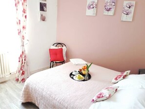 Comfort Double Room, 1 Bedroom | 1 bedroom, individually decorated, cribs/infant beds, free WiFi - Café De La Place (Saint-Germain-du-Teil)