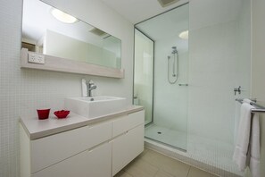 Comfort Apartment, 2 Bedrooms, Pool Access, Resort View | Bathroom | Separate tub and shower, deep soaking tub, hair dryer, towels - 1 Bright Point Apartment 1208 (Nelly Bay)