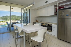Apartamento Confort, 2 habitaciones, acceso a la piscina, vistas al mar | Servicio de comidas en la habitación