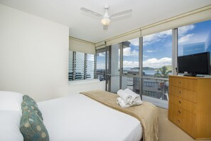 Comfort Apartment, 2 Bedrooms, Pool Access, Ocean View - 1 Bright Point Apartment 1405 (Nelly Bay)