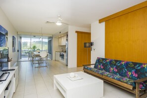 Comfort Apartment, 2 Bedrooms, Pool Access, Ocean View | Living area