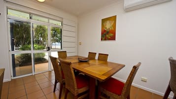 Căn hộ tiện nghi đơn giản, 2 phòng ngủ, quang cảnh biển | Khu vực ăn uống tại phòng