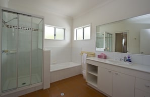 Comfort-Apartment, 2 Schlafzimmer, Meerblick | Badezimmer | Dusche, kostenlose Toilettenartikel, Haartrockner, Handtücher