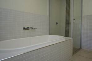 Classic-Zimmer, 1 Schlafzimmer, Poolzugang, Blick auf den Jachthafen | Badezimmer | Badewanne und Dusche (separat), Komfortbadewanne