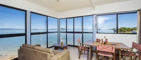 Maison Familiale, 3 chambres, vue océan, en front de plage | Coin séjour | Télévision, lecteur de DVD