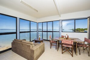 家庭獨棟房屋, 3 間臥室, 海景, 海濱 | 起居區 | 電視、 DVD 播放機