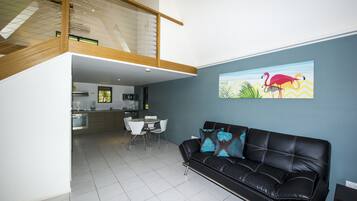 Căn hộ tiện nghi đơn giản, 1 phòng ngủ, có thể sử dụng hồ bơi, quang cảnh resort | Khu phòng khách | TV 40-inch có truyền hình kỹ thuật số, đầu đĩa DVD