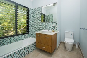 Familienhaus, 3 Schlafzimmer, Gartenblick | Badezimmer | Dusche, kostenlose Toilettenartikel, Haartrockner, Handtücher