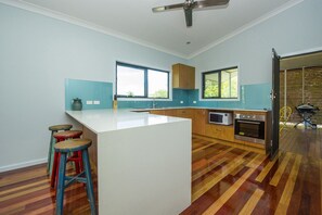 Family House, 3 Bedrooms, Garden View | Private kitchen | Full-sized fridge, microwave, oven, stovetop - Deb's Shed (Arcadia)