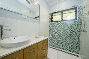 Family House, 3 Bedrooms, Garden View | Bathroom | Shower, free toiletries, hair dryer, towels - Deb's Shed (Arcadia)