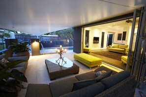 Terrace/patio - Essence Beachfront Retreat (Horseshoe Bay)