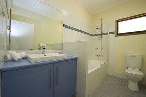 Family House, 3 Bedrooms, Pool Access, Garden View | Bathroom | Shower, free toiletries, hair dryer, towels - Habibi (Nelly Bay)