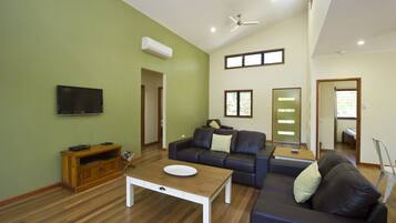 Family House, 3 Bedrooms, Pool Access, Garden View | Ruang tamu | TV, pemain DVD