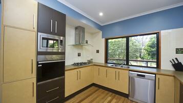 Family House, 3 Bedrooms, Pool Access, Garden View | Dapur peribadi | Peti sejuk/penyejuk beku saiz penuh, ketuhar gelombang mikro, ketuhar