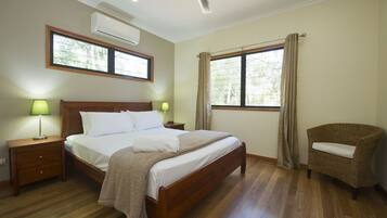 Family House, 3 Bedrooms, Pool Access, Garden View | 3 bilik tidur, seterika/papan seterika, katil bayi/kot (surcaj)