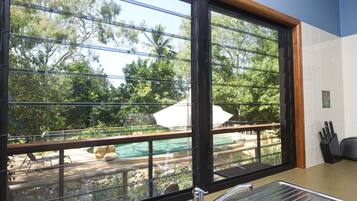 Family House, 3 Bedrooms, Pool Access, Garden View | Pemandangan dari bilik