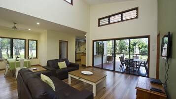 Family House, 3 Bedrooms, Pool Access, Garden View | Ruang tamu | TV, pemain DVD