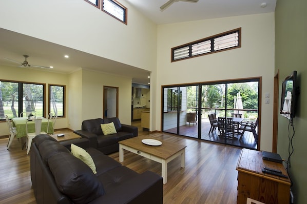 Family House, 3 Bedrooms, Pool Access, Garden View | Living room