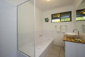 Family House, 3 Bedrooms, Garden View | Bathroom | Separate bathtub and shower, deep-soaking bathtub, free toiletries - Koorakai (Arcadia)