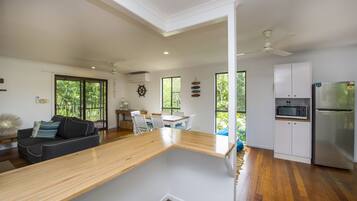 Family House, 3 Bedrooms, Garden View | Ruang tamu | TV, pemain DVD