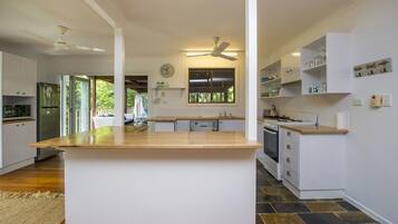 Family House, 3 Bedrooms, Garden View | Dapur peribadi | Peti sejuk/penyejuk beku saiz penuh, ketuhar gelombang mikro, ketuhar