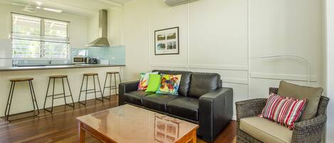 Family Apartment, 2 Bedrooms, Pool Access, Garden View | Living area