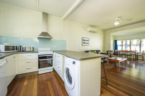 Family Apartment, 2 Bedrooms, Pool Access, Garden View | Private kitchen - Kooyong Apartment 4 (Arcadia)