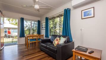 Căn hộ dành cho gia đình, 1 phòng ngủ, có thể sử dụng hồ bơi, quang cảnh vườn | Khu phòng khách | TV, đầu đĩa DVD