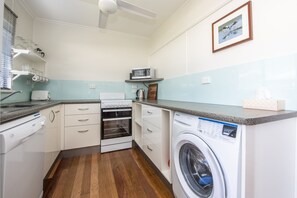 Appartement Familial, 1 chambre, accès piscine, vue jardin | Cuisine privée | Grand réfrigérateur, micro-ondes, four, plaque de cuisson
