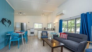 Un espacio habitable pequeño con kitchenette, comedor y zona de estar.