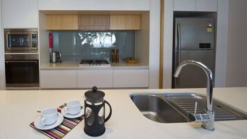 Apartemen Keluarga, 3 kamar tidur, akses ke kolam renang, menghadap pantai | Dapur pribadi | Lemari es besar, microwave, oven, dan kompor