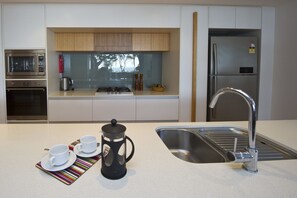 Private kitchen - Maggies Beachfront Apt. 1 (Horseshoe Bay)