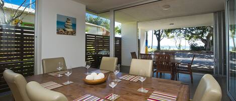 Family Apartment, 3 Bedrooms, Pool Access, Beachfront | Makan dalam bilik