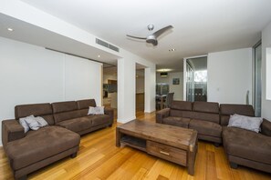 Living room - Maggies Beachfront Apt. 1 (Horseshoe Bay)