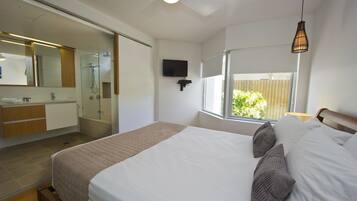 Family Apartment, 3 Bedrooms, Pool Access, Beachfront | Room amenity