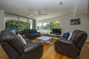 Living room - Maggies Beachfront Apt. 10 (Horseshoe Bay)