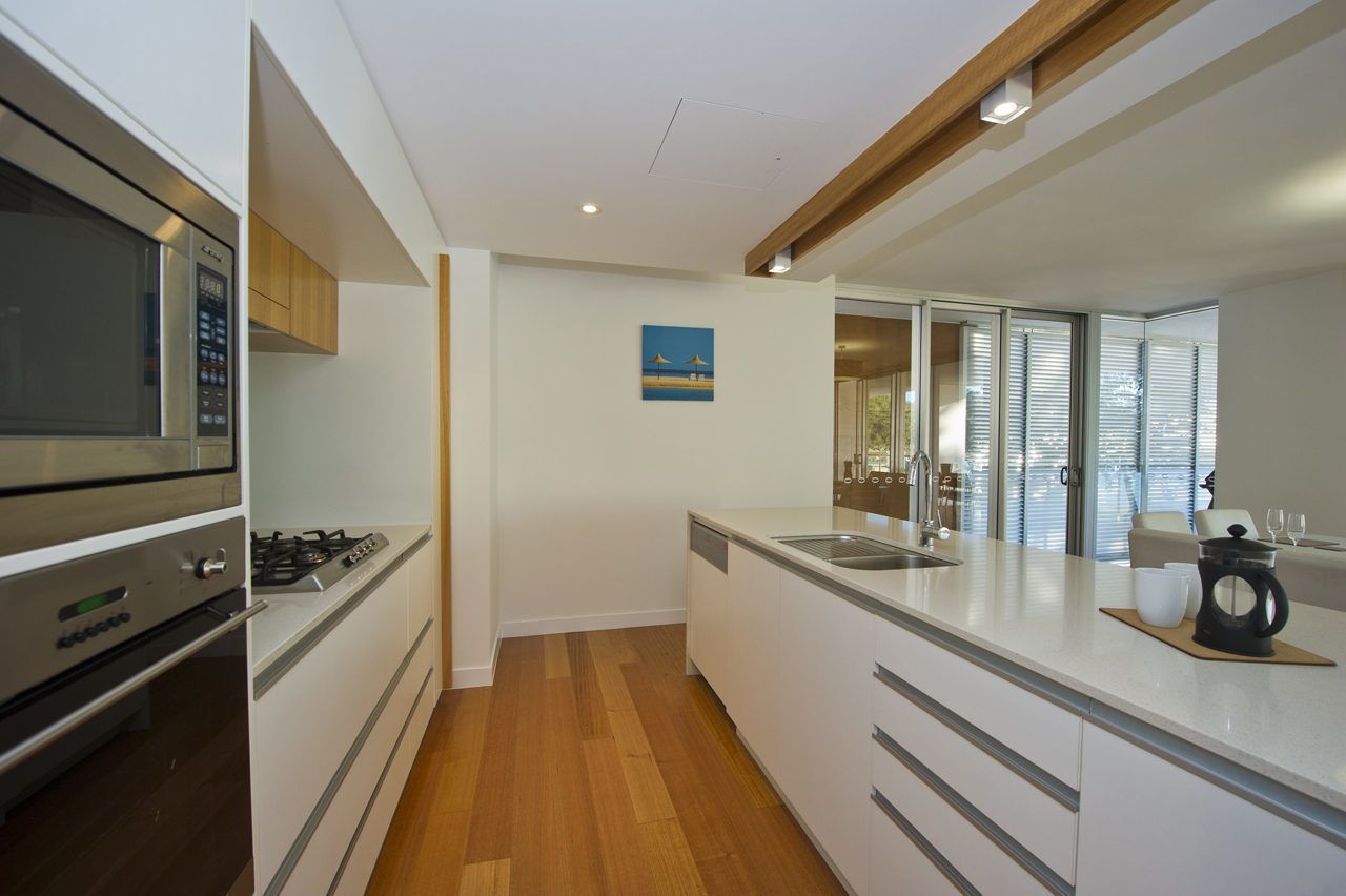 Apartamento superior, 3 quartos, acesso à piscina, de frente para a praia | Cozinha privada | Geladeira grande, micro-ondas, fogão, cooktop