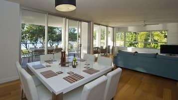 Apartamento superior, 3 quartos, acesso à piscina, de frente para a praia | Opções para refeição no quarto