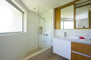 Family Apartment, 3 Bedrooms, Pool Access, Beachfront | Bathroom | Separate tub and shower, deep soaking tub, free toiletries, hair dryer - Maggies Beachfront Apt. 11 (Horseshoe Bay)