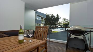 Apartemen Keluarga, 3 kamar tidur, akses ke kolam renang, menghadap pantai | Teras/patio