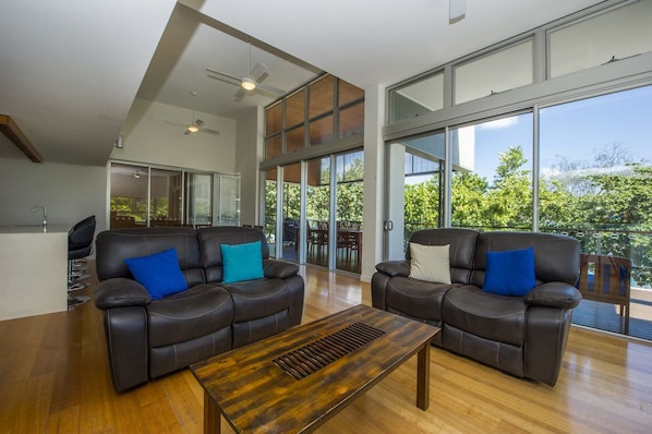 Superior-Apartment, 3 Schlafzimmer, Poolzugang, Strandnähe | Wohnzimmer | Fernseher, DVD-Player