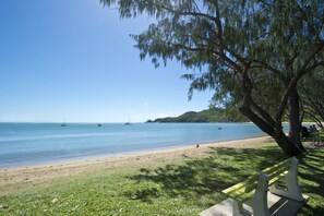 On the beach - Maggies Beachfront Apt. 12 (Horseshoe Bay)