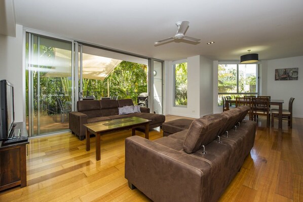 Family Apartment, 3 Bedrooms, Pool Access, Garden View | Living room