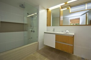Family Apartment, 3 Bedrooms, Pool Access, Garden View | Bathroom - Maggies Beachfront Apt. 2 (Horseshoe Bay)
