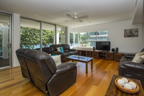 Superior Apartment, 3 Bedrooms, Pool Access, Beachfront | Living area