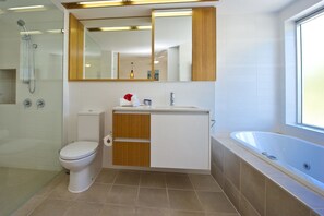 Superior Apartment, 3 Bedrooms, Pool Access, Beachfront | Bathroom